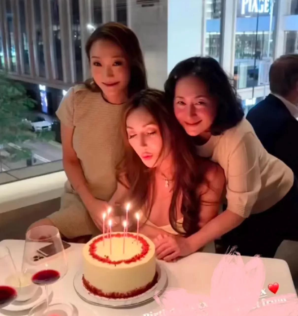 赌王外孙女何锶珩与大姨何超琼庆祝自己30岁生日，这个外孙女何锶珩是二房的二女儿何