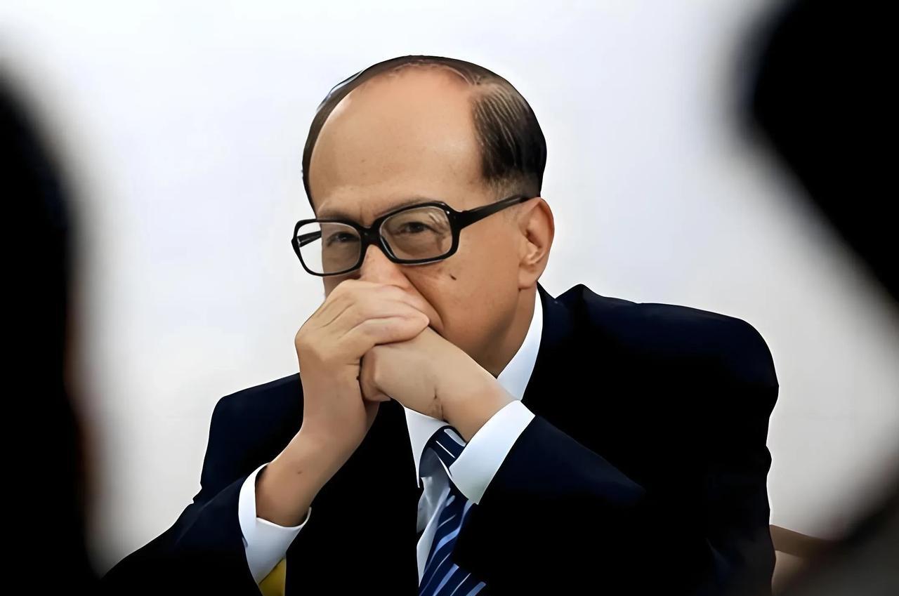 李嘉诚的和记黄埔在内地开发房地产那些年，其实就是买地囤地，找政策的漏洞，然后使劲