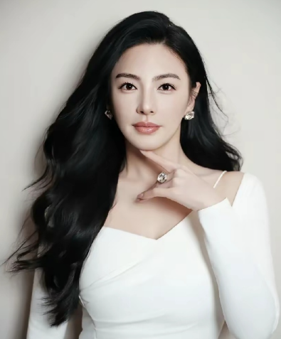 这下闫学晶能松口气了！
原因很简单！
不是因为大家原谅她了，而是因为张雨绮把她的