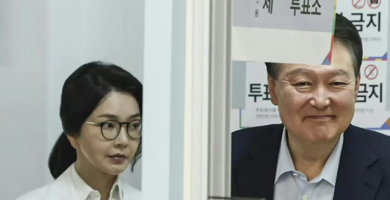不爱江山爱假人😂😂😂😂
金建希硕士博士学位均被撤销，双眼皮是假的，脸是