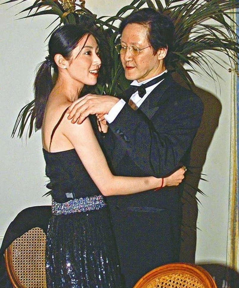 1998年，香港影坛大亨向华胜的私人饭局上，一位年轻女子悄然出现。她并非圈内明星