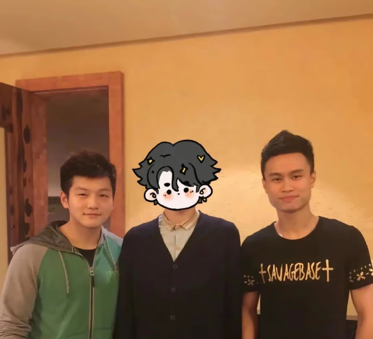 还是小孩时期的东哥，看起来和周启豪相比还很小，这两个人本来就是哥哥弟弟哈哈哈
