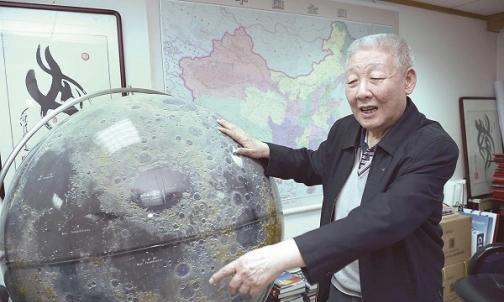 1969年，“东方红”卫星超重，孙家栋坚持拆掉毛主席像章，遭到众人反对，然而周总