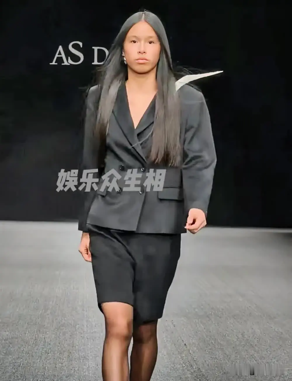 张庭15岁的女儿基本告别娱乐圈了吧