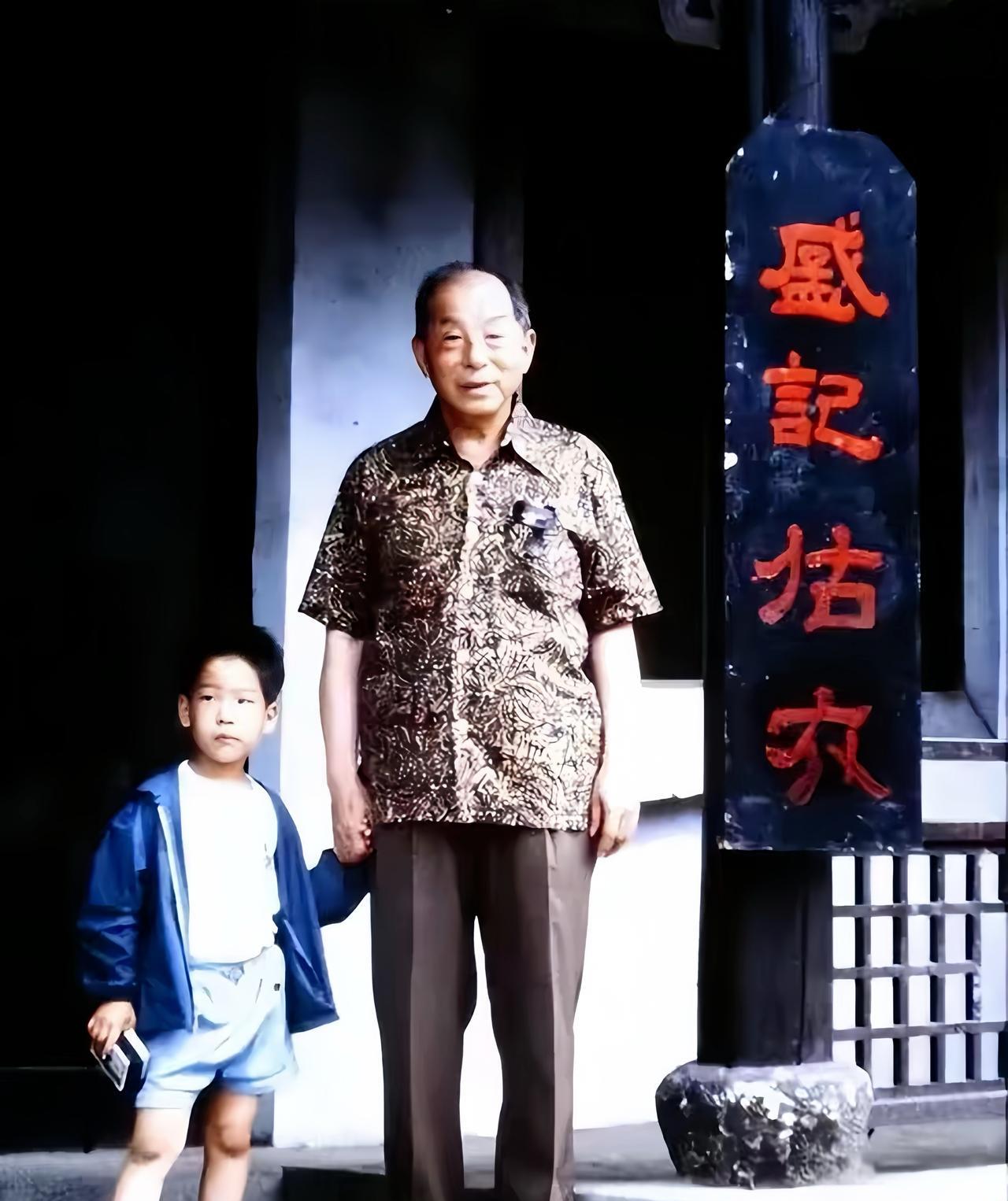 这张照片是张学良70年代与孙子张居信的一张合影，此时的他，获得了相对的自由。从照