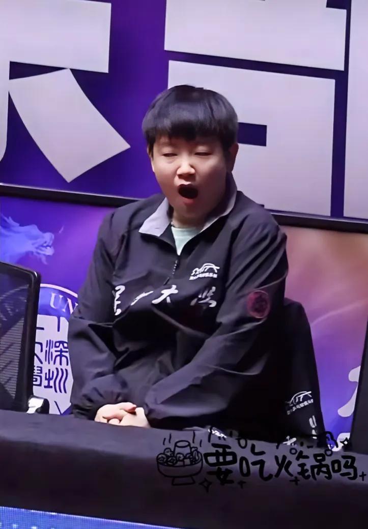 没有比赛的莎莎松弛感满满，
一坐下就开始打哈欠，
中午的赛程拖到一点多，
应该没