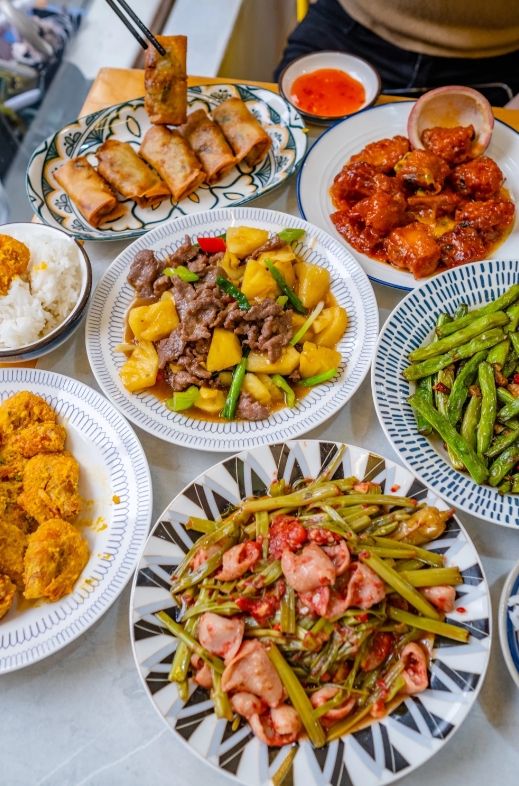 今儿个呀，我跟儿子还有儿媳一块儿去饭馆吃饭。儿媳呢，点了老多菜了。我就顺嘴说了句