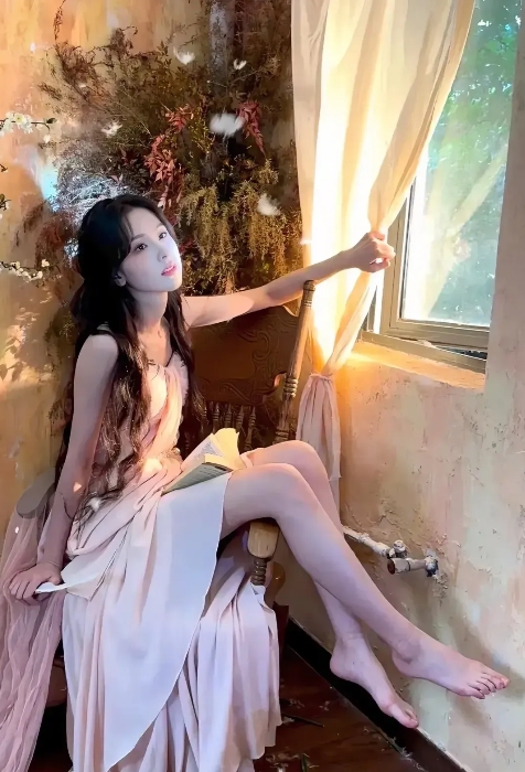 陈都灵，脚丫子好瘦。[赞][赞][赞][赞]