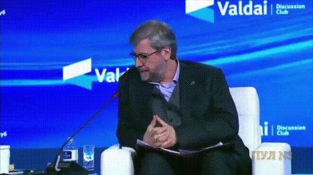 就在法国当局，法国海军，释放扣押的11万吨俄罗斯油轮之前，俄罗斯总统普京在当地时