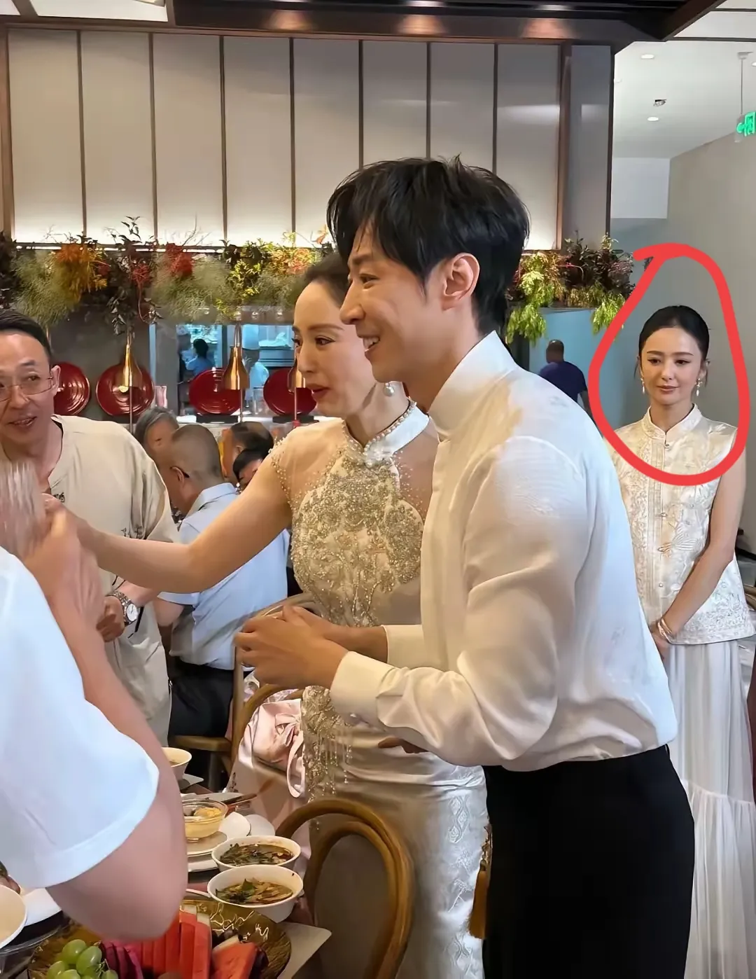 董璇结婚了！
最让人想不到的是不是董璇上热搜，也不是她的新婚丈夫上热搜，而是她的