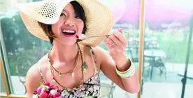 2025年6月23日消息，娄艺潇晒出一组夏日写真照片，身着比基尼的她身材火辣，宛