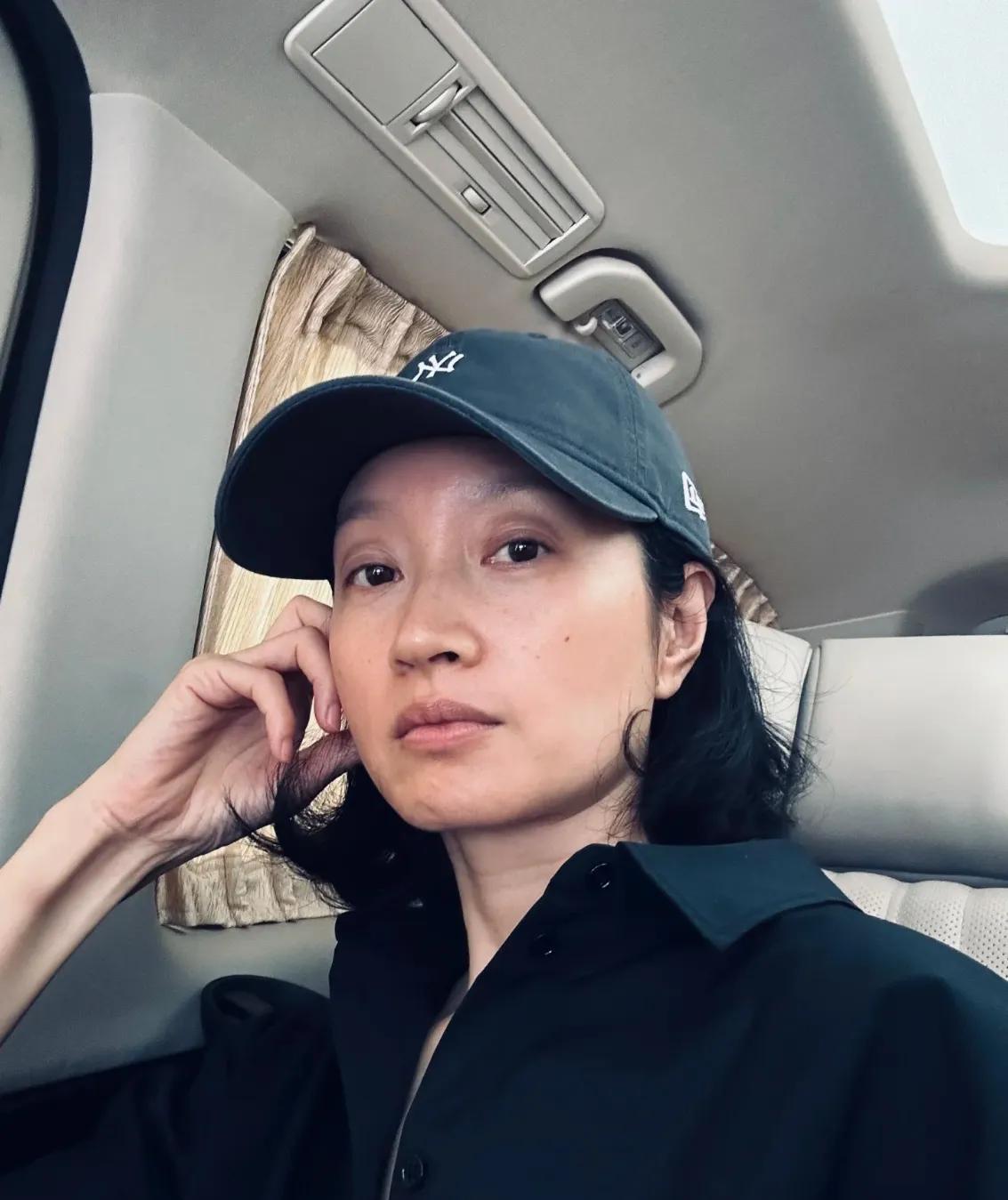 不理解为什么网上都在说沈佳妮的状态不好？
四十多岁的女人，素颜这个样子，已经打败