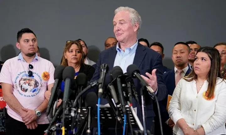 民主党参议员克里斯·范·霍伦在记者会上称MS-13帮派成员加西亚不再囚禁在CEC
