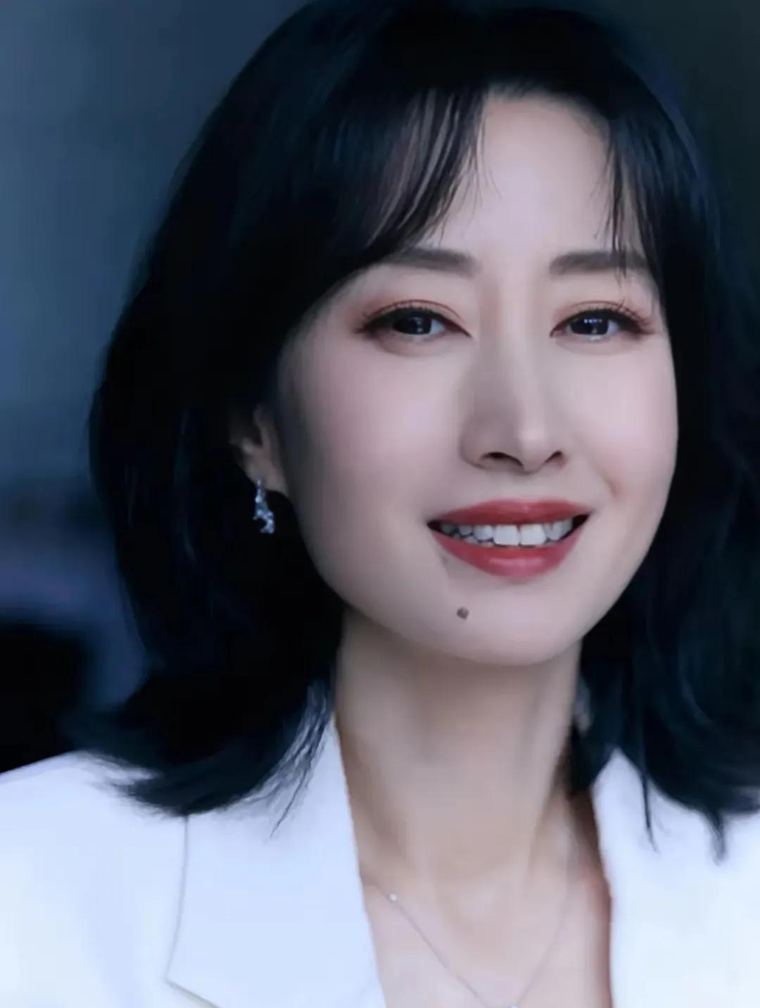 女明星骑共享单车回家？刘敏涛又刷新娱乐圈认知！
"快看！那是不是刘敏涛在扫共享单