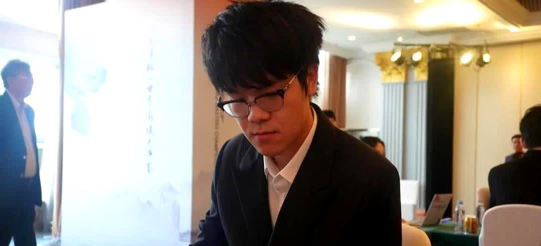 连败两周，胜率42%，柯洁像被按下清零键。



第二场237手鏖战，右