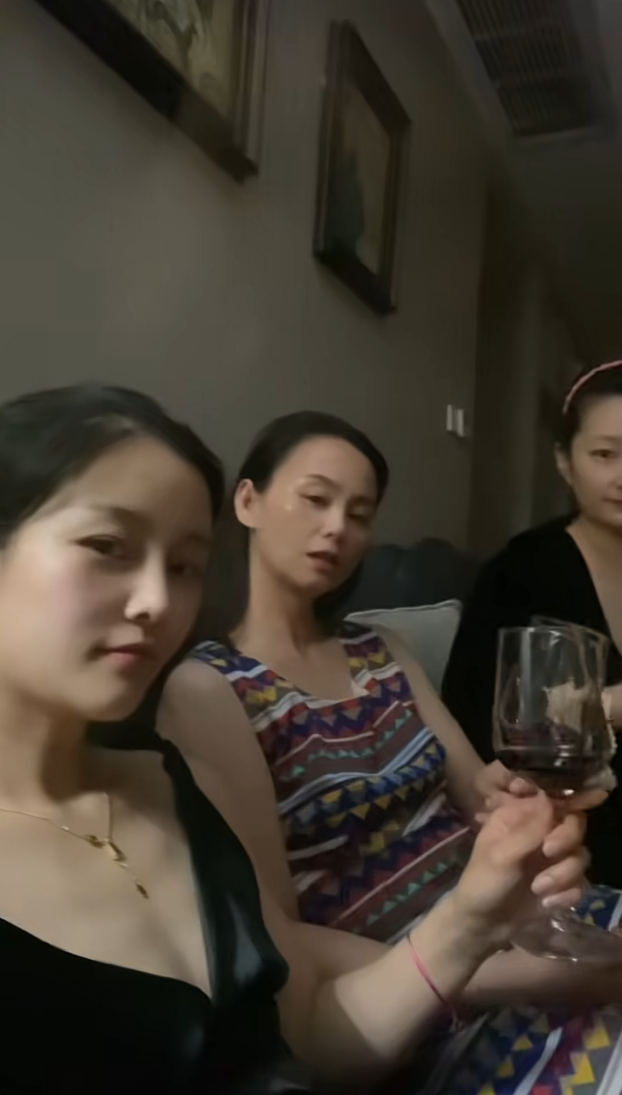 人生就像开了加速键，三个离婚的人来以小聚一下