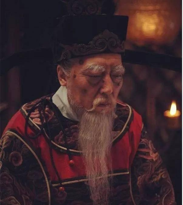 公元1565年，85岁的严嵩被抄家，他跪在吏部尚书徐阶面前苦苦哀求：“能否给我留