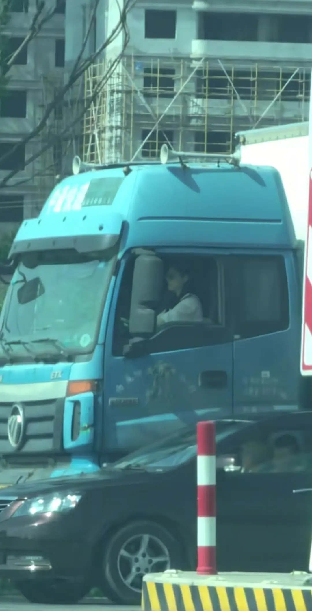 她不但长得漂亮，还开着大卡车，现实这样的真不多。