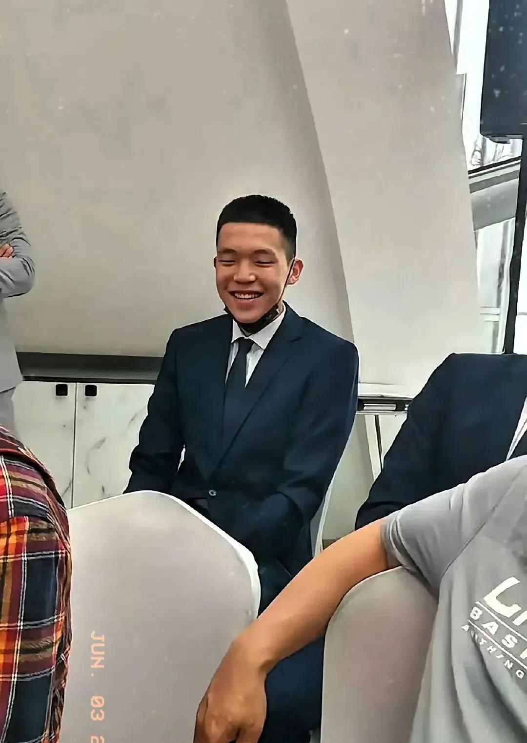 杨瀚森绝对没有改年龄！这张照片是2021年杨瀚森被上调一队时拍的，满脸青涩，当时