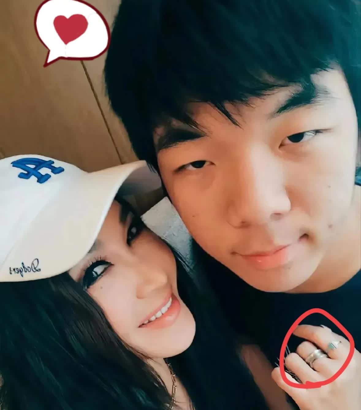 你们都没有发现，

在温碧霞59岁生日宴上，

养子何国伦一个很不正常的