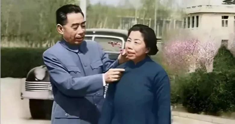 铁汉也柔情！
这是1956年，周恩来总理和夫人邓颖超大姐在繁忙的工作间隙一起在西
