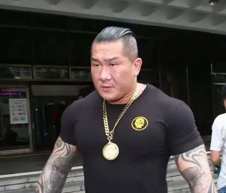 陈馆长现在脸都红了

他怎么也想不到

刚踏上大陆的土地，就被礼物淹没了

有人