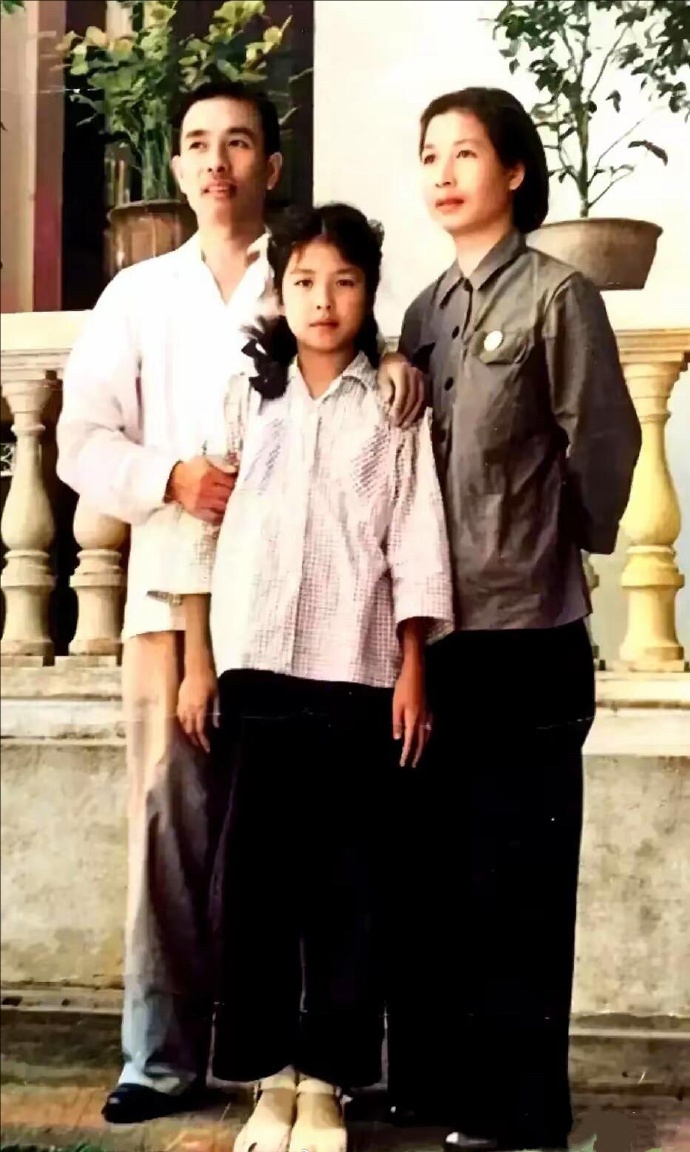1950年，广州，陶铸与妻子曾志和女儿陶斯亮的珍贵合影，一家三口穿着朴素，陶斯亮