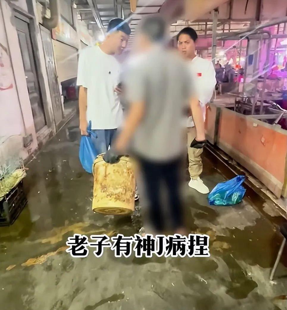 湖南长沙，美食博主暗访某农贸市场，连揭两摊“鬼秤”骗局，小龙虾秤按按键少三斤，活