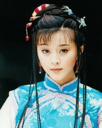 “今天本王就要宠幸你！”1820年，铁帽子王裕兴从背后抱住美女丫鬟，没想到接下来