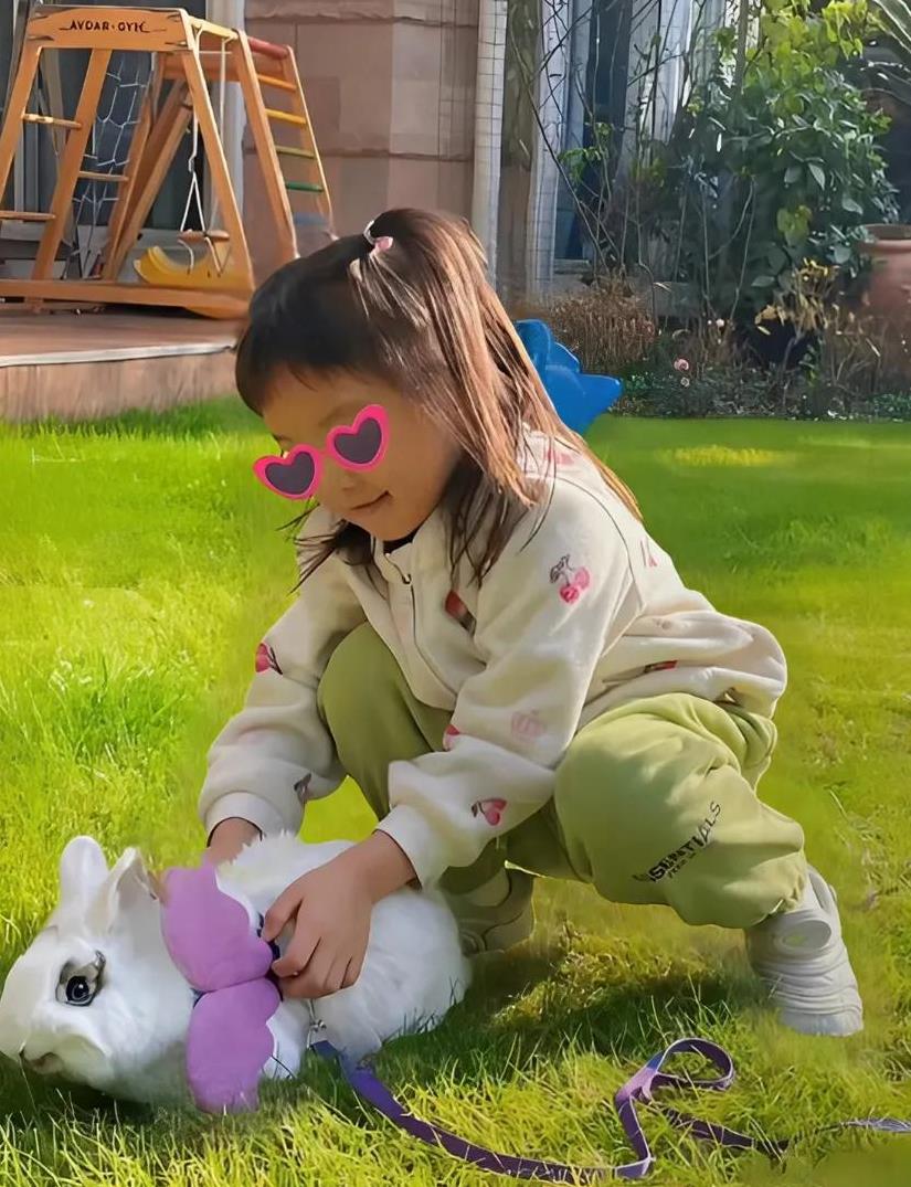 苗苗分享了女儿安娜在户外逗兔子的画面。郑恺则在宽敞整洁的草坪上给狗狗喂食，他们的