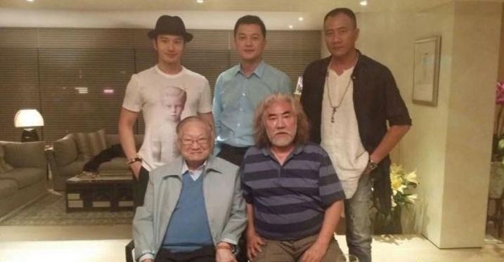 金庸评价黄晓明，他演的杨过就像个小流氓 ，一点都不尊敬他师父 。 金庸评价李亚鹏