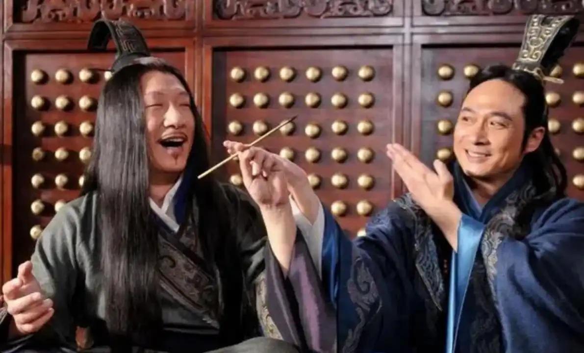 孙膑被剃掉髌骨后，被庞涓接到府上悉心照顾。孙膑为表示感谢，为他默写鬼谷子兵法。某