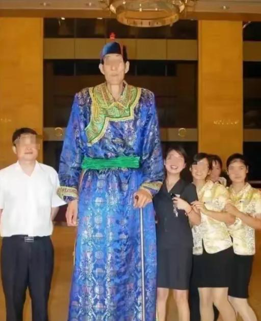中国巨人鲍喜顺：不听医生劝告非要生子，现在儿子长到多高？被称之为“中国第一巨人”