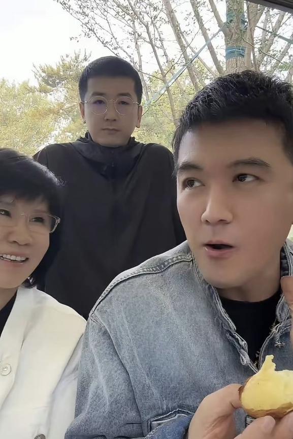 杨子离开黄圣依，开始立落魄老光棍人设了，在他嫂子的直播间卖惨。
杨子说离婚后现金