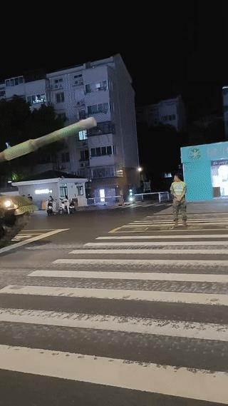 装甲部队参加野外拉练，途经市区的时候，为了做到尽量不扰民。
他们特意选在凌晨时分