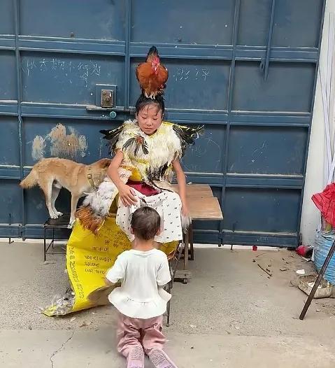 网友晒视频睡个午觉的功夫，女儿在家就“登基”了，把家里搞得“鸡犬不宁”。
可以看