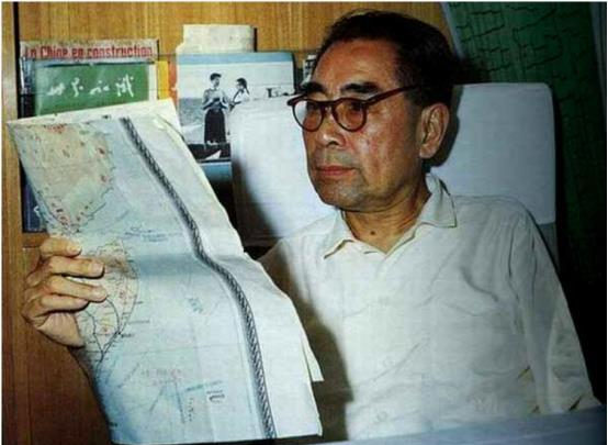 1975年，周总理手术之后，大家做了一碗红烧鱼翅，周总理足足吃了半个小时。

