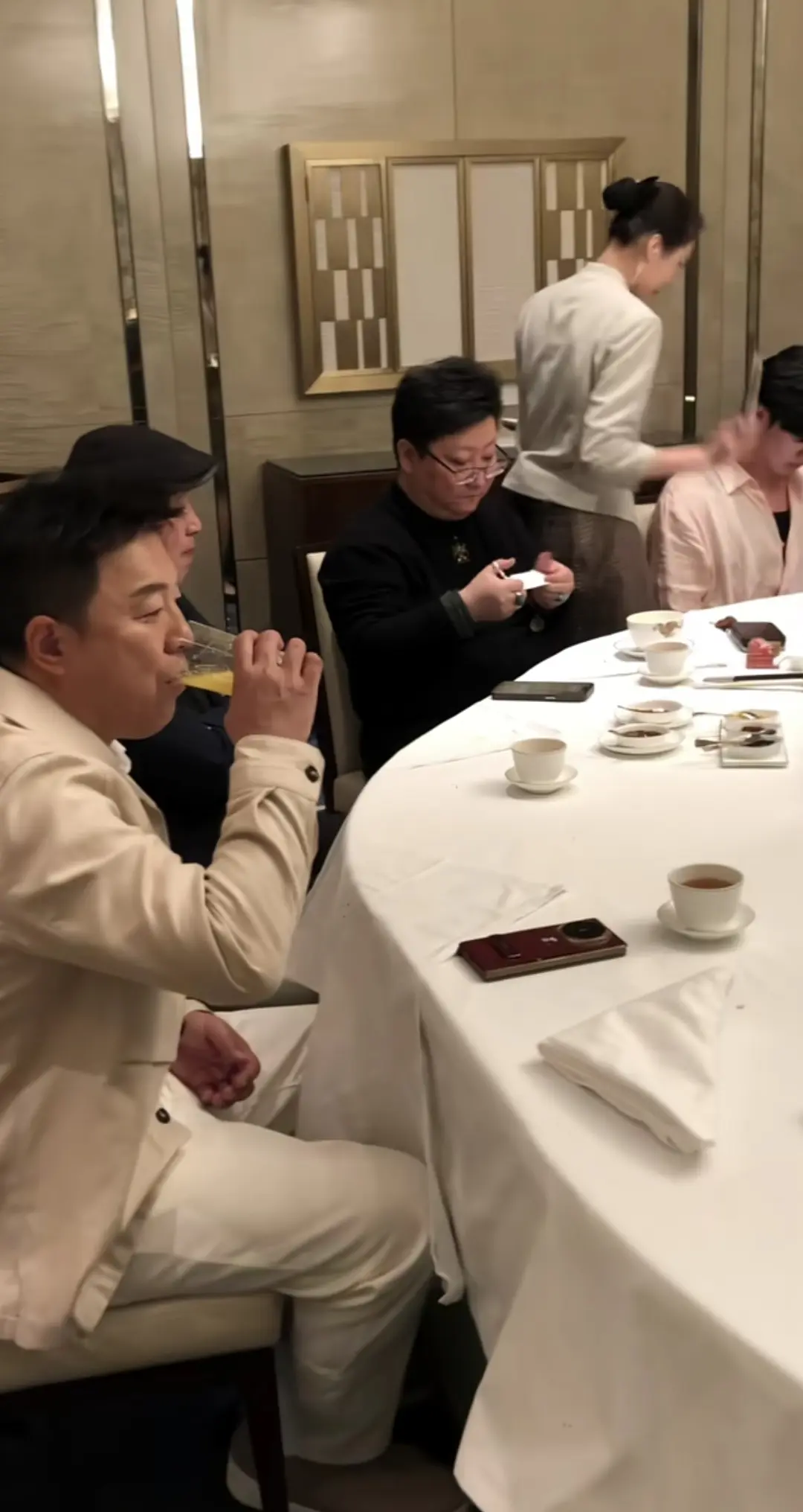 黄渤用华为三折叠手机，网友直呼正能量