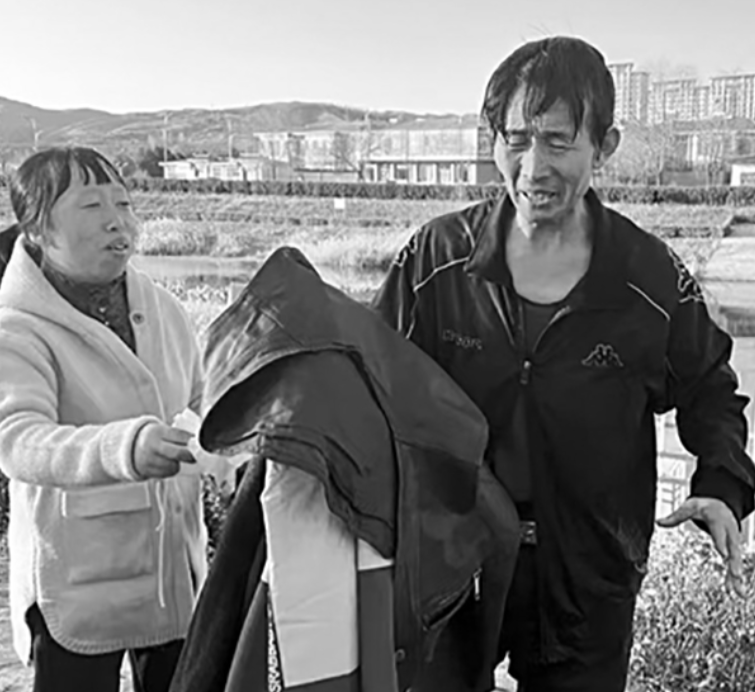 2月16日，山西晋中一公园，47岁大叔正陪妻儿散步，突然看见2名男孩在水中挣扎，