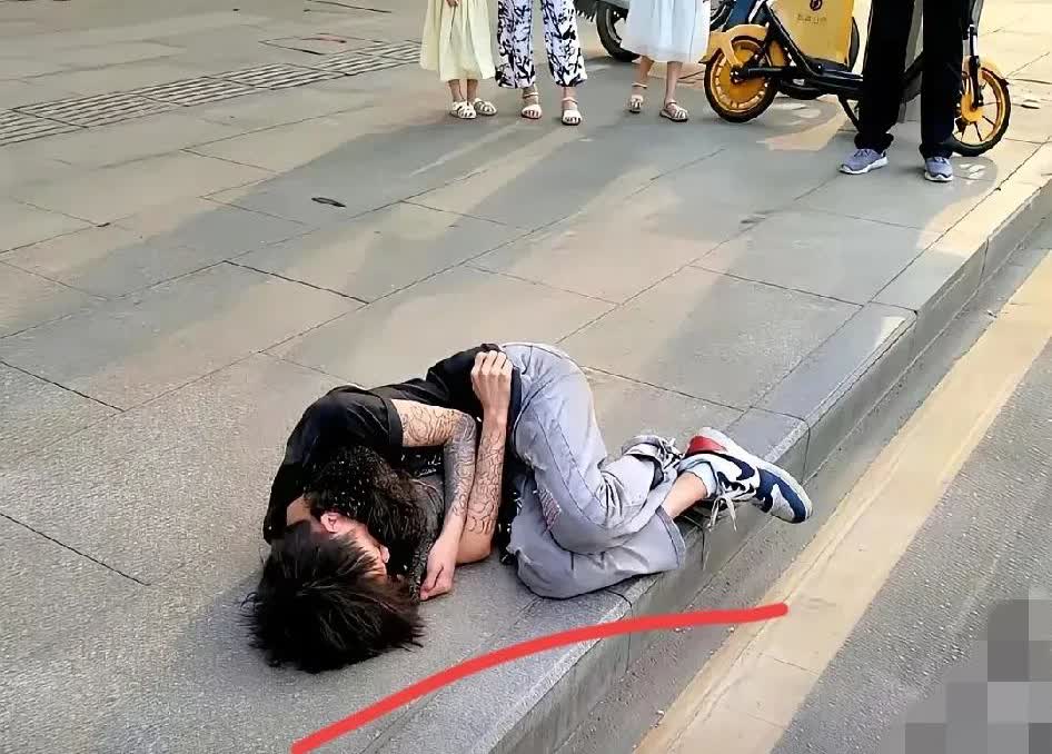 在东莞街头，藏着多少让人心酸的故事？

       那些半大孩子，有的被生