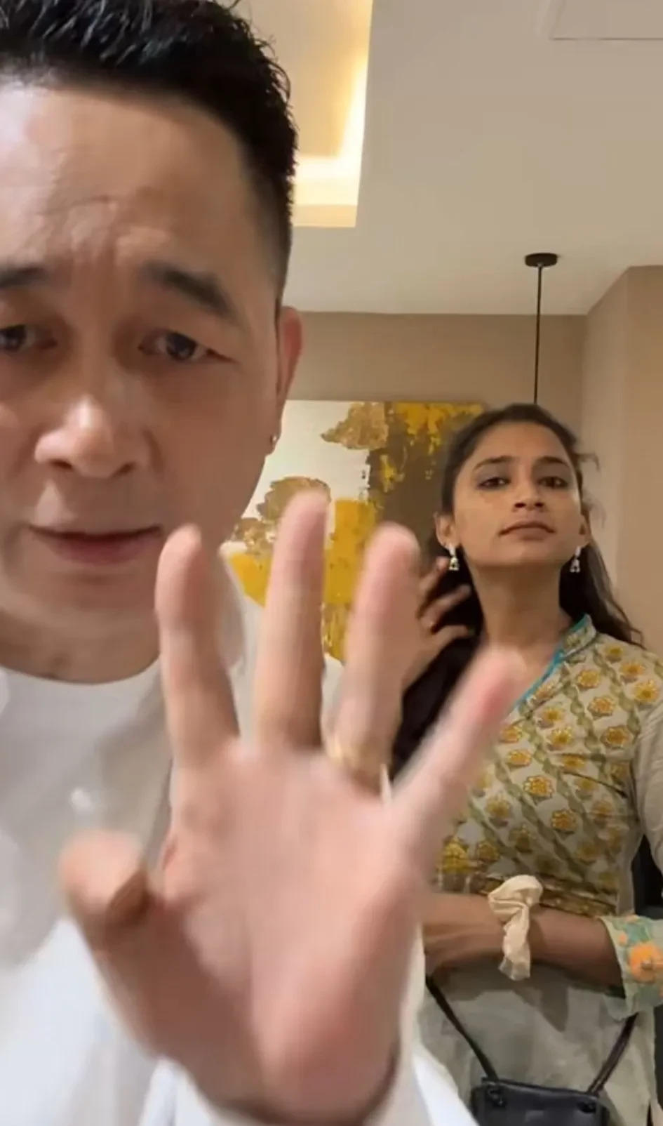 巴铁亲戚借钱又带娃刷新三观











---










