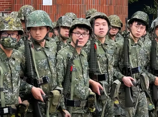 台湾省孩子的未来令人担忧：第一张是台湾省那些稚嫩天真的娃娃兵模样；第二张是已然走