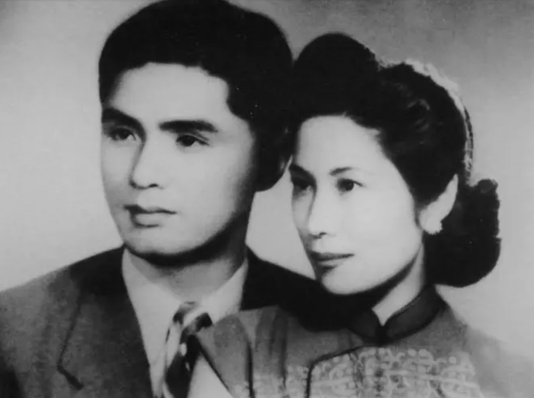 运动兴起的时候，荣毅仁受到了严重冲击，右手食指被打断，妻子杨鉴清伤的更重，脑震荡