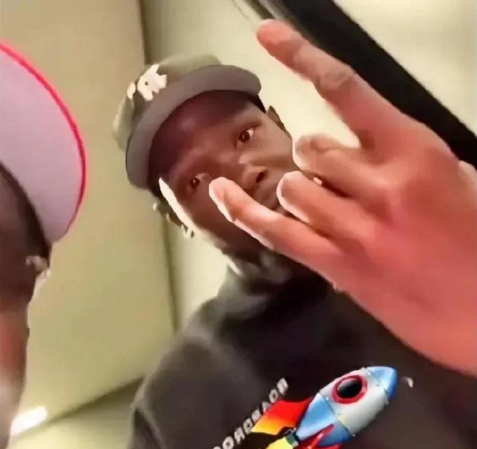 得知被交易到火箭后，杜兰特高兴吗？  活动现场，消息传来，他脸上表情复杂，努力压