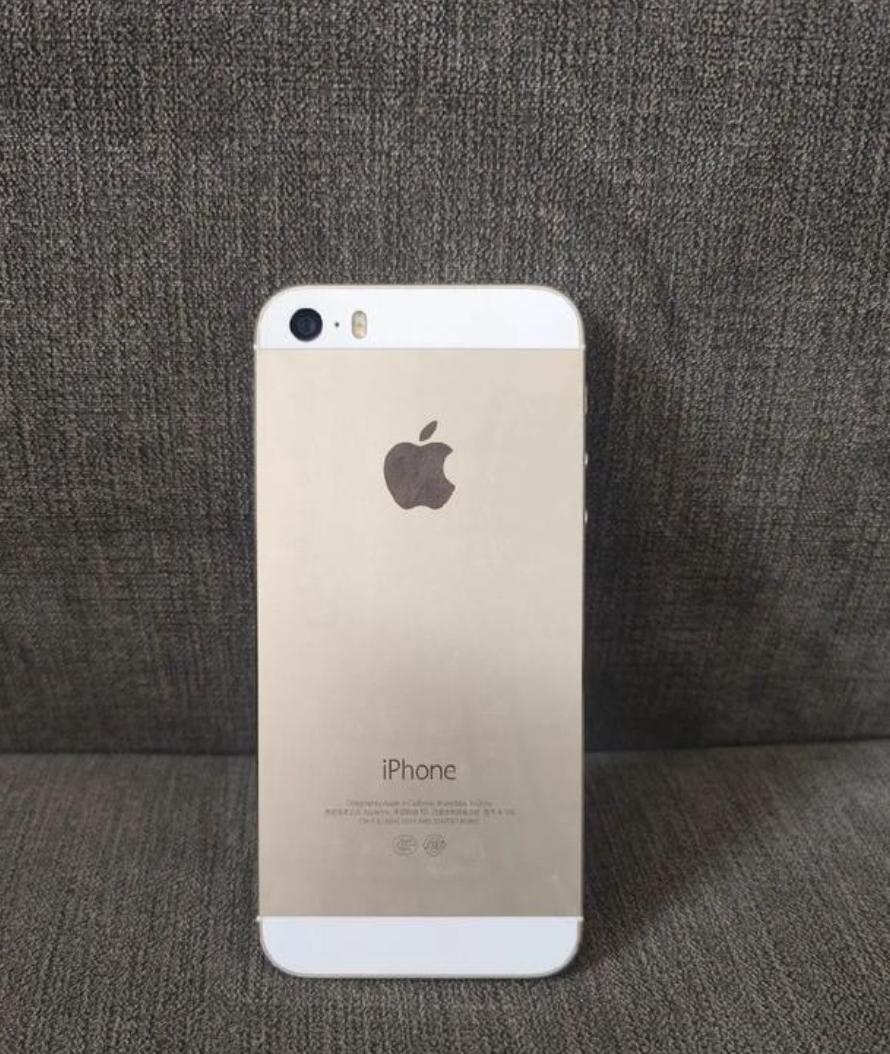 苹果历代手机颜值排行榜：
第一名——iPhone5S～无敌三段式设计
第二名——