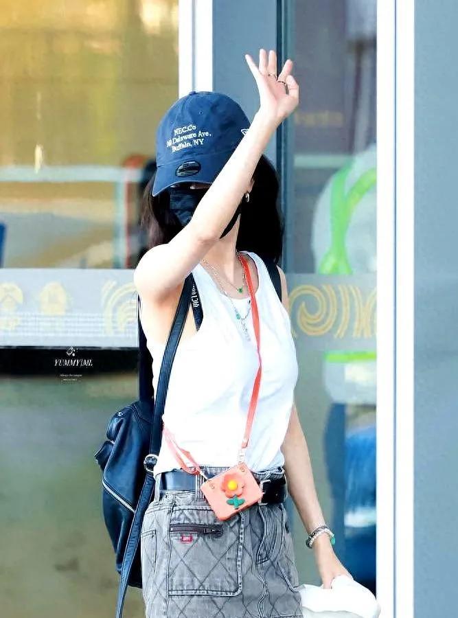 杨幂这一身真是青春女大呀