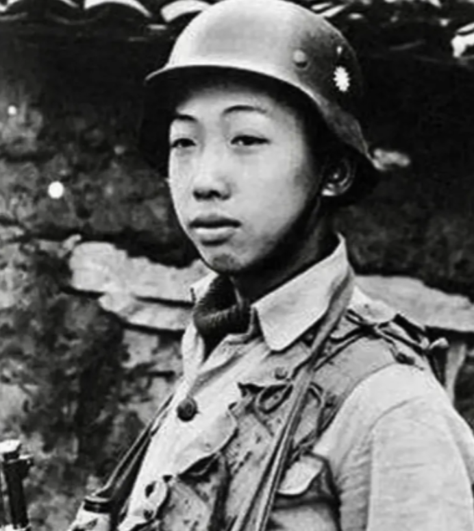 1939年，日本大佐饭野贤十，在南昌战场上，瞄准撤退的中国士兵，练“百步穿杨”。