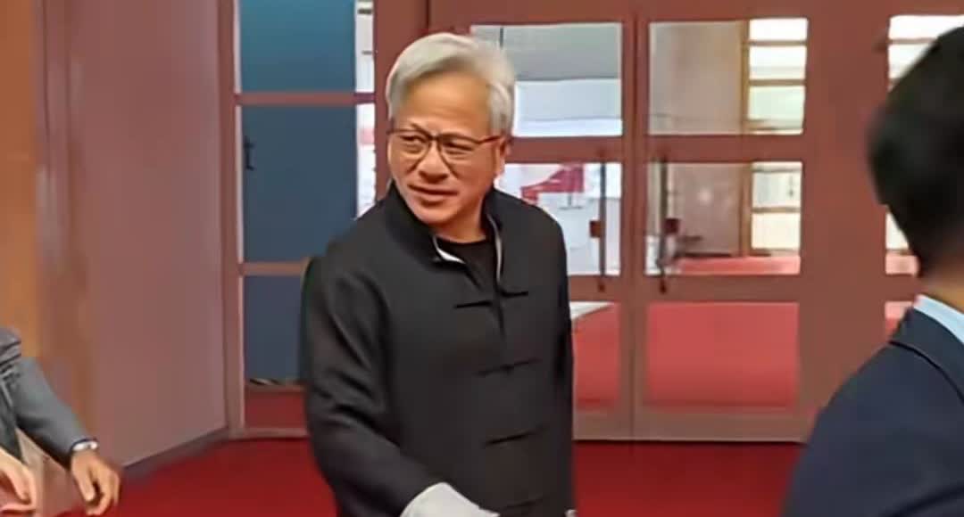 黄仁勋再次访问中国，两个细节让人意外，释放了一个强烈信号！

考虑到黄仁勋这