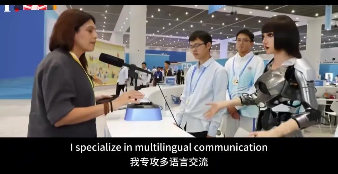印度甲亢姐，职业习惯很不好，这姐们在天津，居然还想打断机器人说话……[捂脸][捂