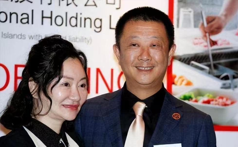 四川一女子为给哥哥还债，不惜陪伴老板24年，没想到老板后来大手一挥，女子身价直接